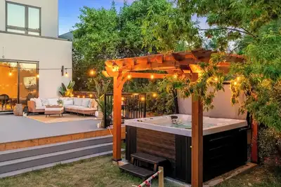 Image de Riverfront HotTub|7 min to Stamp|3 King Bd|Game Rm