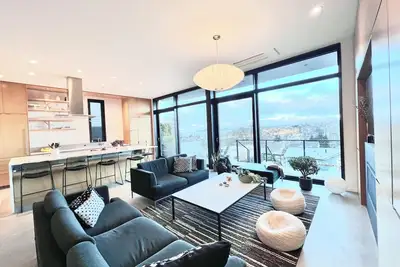 Image de Modern Sunset and Water View Home in Seattle's Magnolia Neighborhood
