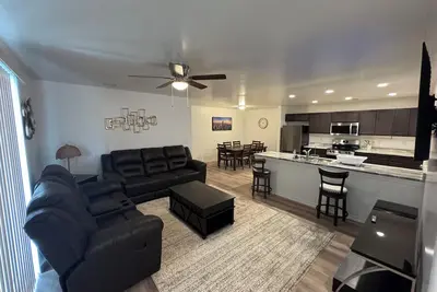 Image de Newly Furnished 3 bed  2 full bath Near Shopping, Dining & Medical Center