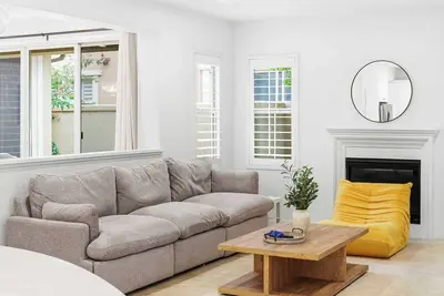 Image de Modern Retreat on Roycroft #42600