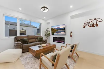 Image de Spacious Calgary Home | Rooftop Views | Sleeps 10