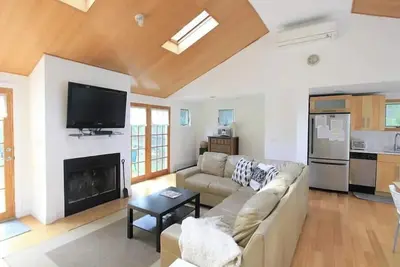 Image de Light-filled cottage in Cotuit Village