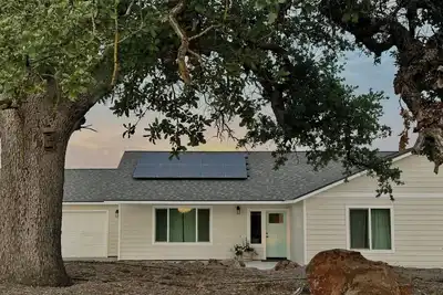 Image de HandyFarms. com: California Organic Farm Stay on a Red Walnut Orchard Nut Store