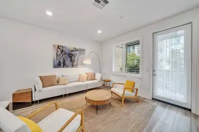 Image de Modern Irvine Getaway on Steely #42612