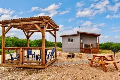 Image de 22 Eleven Claystone cozy cabin Bbq grill, Firepit, Pergola