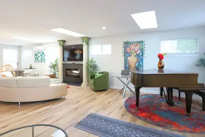 Image de Spacious Retreat with King Suite, Large Deck & Garden Views