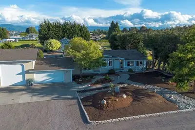 Image de Beautiful and serene 4-bedroom home in sunny Sequim, feels like a warm hug!