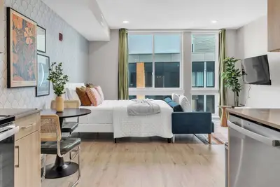 Image de Floor To Ceiling Windows - Bridge Views Studio