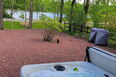 Image de The Lily Pad, a Lakeside Poconos Cabin: Hot Tub, Dog Friendly, Near Big Boulder!