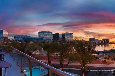 Image de CozySuites Trendy Town Lake waterfront paradise 05