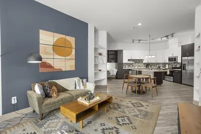 Image de Modern Serenity: 2br CozySuites near Town Lake 06
