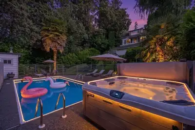 Image de Luxe Hidden Gem • Pool, Jacuzzi, Bbq •Near Airport