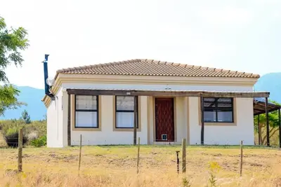 Image de This cosy 2-bedroom cottage offers beautiful mountain and vineyard views.