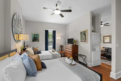 Image de 1 Bedroom, 1 Bathroom suite in Downtown Augusta. The sleeping arrangements for this unit are two queen beds and a pull-out couch in the living room.