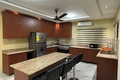 Image de Modern 2br Ground Floor Unit in Osu w/ access to WiFi.