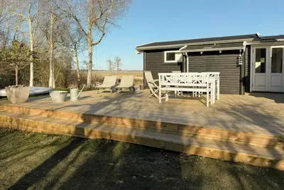 Image de Terrasse avec vue sur le lever du soleil au-dessus de l'Isefjord, à Orø