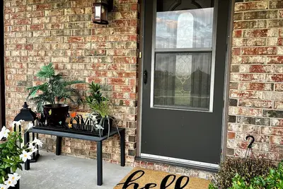 Image de Rural setting on poultry farm with large home and outdoor space!