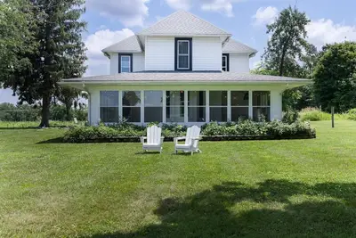 Image de Peaceful 4 Bed Historic Farmhouse in Lancaster Min to Hocking hills! Sleeps 10