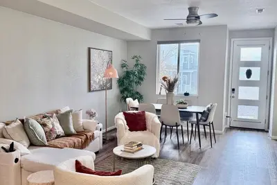 Image de Cozy and peaceful 3-bedroom townhome in very quiet neighborhood.