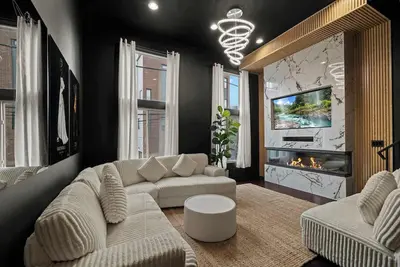 Image de Elevated Urban Retreat/Garage, Speakeasy, Hot Tub