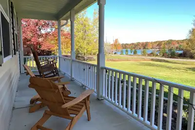 Image de Gorgeous 3-bedroom house with lake view! Ac, Hot Tub, and Fire Pit!