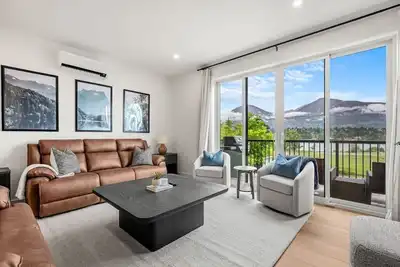 Image de Skydeck | Lake & Mountain Views | Rooftop Patios