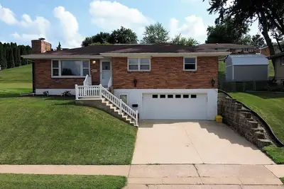 Image de Spacious 3-bedroom/2. 5 bath house in gorgeous Dubuque with Ac
