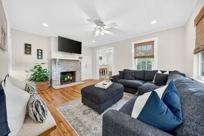 Image de Charming Coastal Retreat with Live Oaks