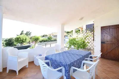Image de Small villa with ocean views, air conditioning, and a fenced-in yard
