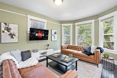 Image de Cozy Seattle Charmer~Mins to City~Yard~Sleeps 12
