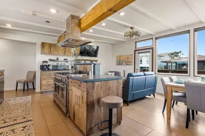 Image de Surf Inn - Monterey Beach House - Steps to the Beach!