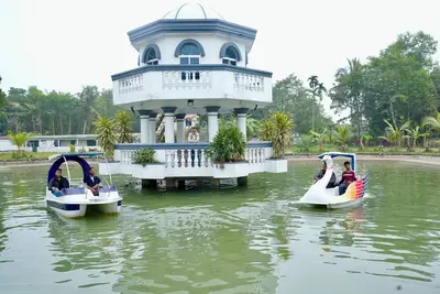 Image de Salam Palace near Goala bazar holiday apartments in a village open swimming pond