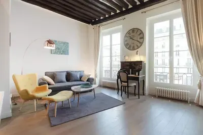 Image de Charming high ceiling Le Marais St Paul apartment