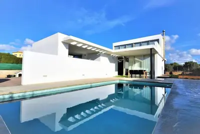 Image de Modern Villa with private swimming pool, ideal for families.