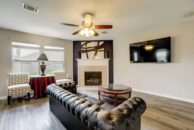 Image de Near The Woodlands! Group Retreat w/ Yard & Patio