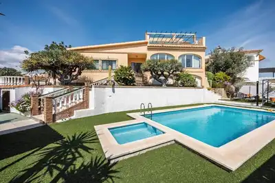 Image de Villa « Jardin avec piscine, billard » avec vue sur mer, Wi-Fi et climatisation