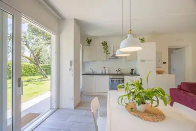 Image de Appartement 'Elena' vue lac, rez-de-chaussée, patio avec jardin, Wi-Fi, cuisine, climatisation