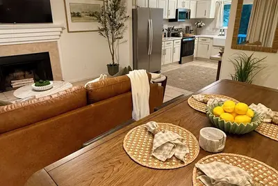 Image de 3Br Executive Woodland Retreat—Close to Hospitals, Trails, I45, Market St & Mall