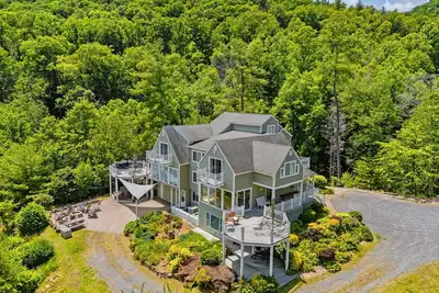 Image de 2 Mountain Retreats w 16 Bedrooms, Hot Tubs & More