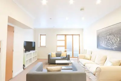 Image de Two Bedroom Townhouse walking distance from Bristol Temple Meads!