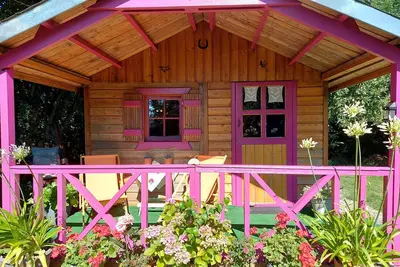 Image de Chalet « En pleine nature » avec terrasse privée, au calme, jardin partagé et Wi-Fi