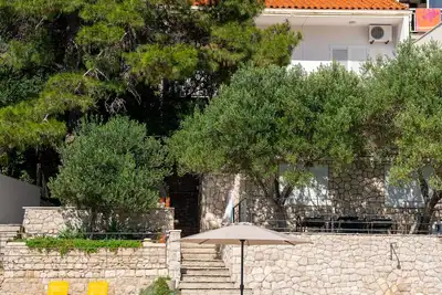 Image de Spacious 3-bedroom apartment and a private deck just a few steps from the sea.