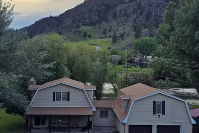 Image de ~ Riverfront, Hot Tub, Mountain Views, 8 Beds ~