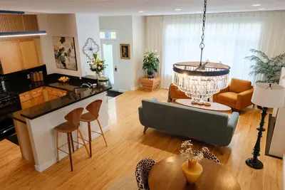 Image de Historic Inglewood- Modern 3br, Garage & Patio-Walking distance to Stampede