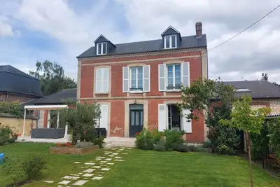 Image de Maison familiale, entre ville et campagne, ambiance calme.