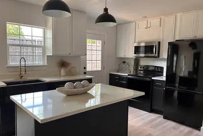 Image de 2. 2 miles from At&T Stadium. Cozy 2-bedroom condo in Arlington with Ac.
