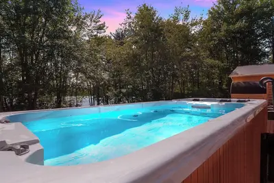 Image de LakeFRONT | Swim Spa-Hot Tub | 8 Bedrooms | 12 Bed