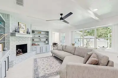 Image de Lake Grove Retreat | 3br family-friendly house with fenced yard, patio
