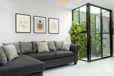 Image de Large Central San Salvador Home - Near Downtown, A/C, WiFi, Parking & Netflix