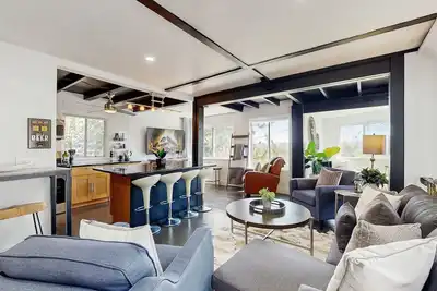 Image de The Polished Pine | Treetop Views | Large Deck | Sleeps 6